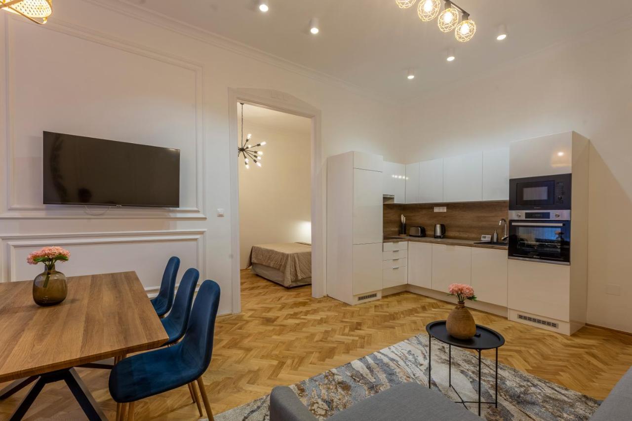 Glamorous Modern Apartment In The Hearth Of Budapesta Exterior foto