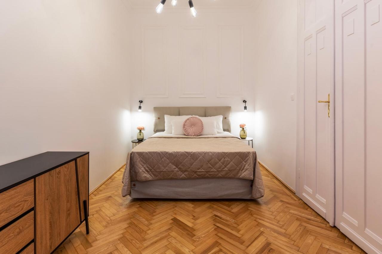 Glamorous Modern Apartment In The Hearth Of Budapesta Exterior foto